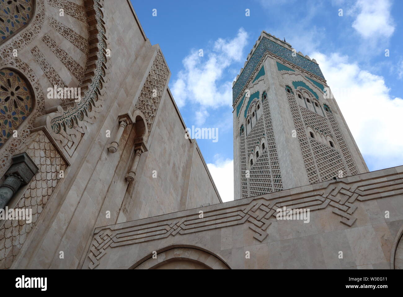 Antes de entrar a la Mezquita de Hassan II, en Casablanca, Marruecos. Azul cielo marroquí alrededor del minarete más alto del mundo a 210 metros. Foto de stock