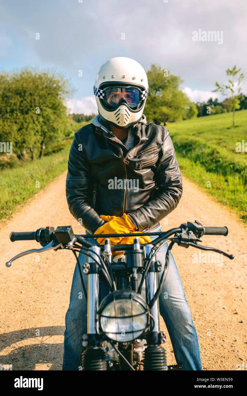 Hombre con casco de moto personalizados de equitación Fotografía de stock -  Alamy