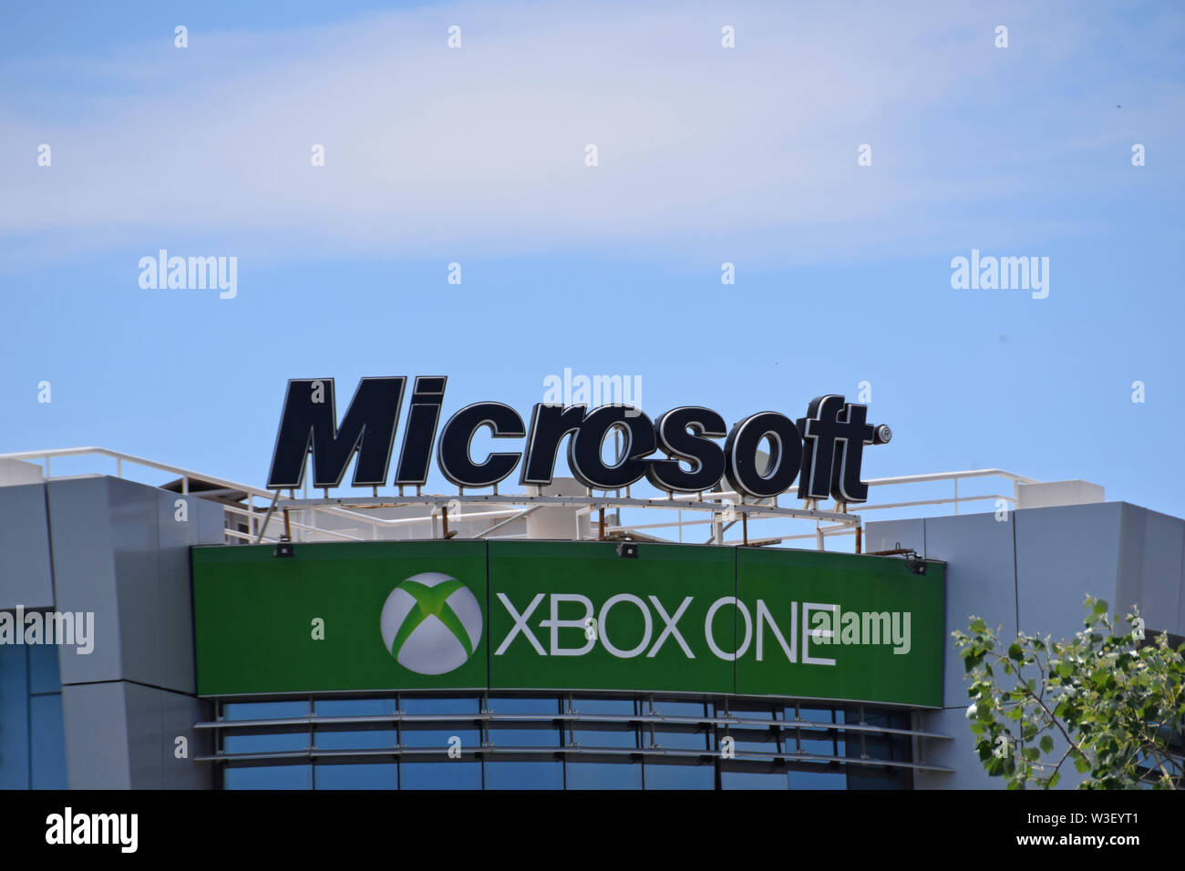 Atenas, Grecia - Junio 3, 2015: Microsoft corporation logo y una consola Xbox firmar en edificio de oficinas. Foto de stock