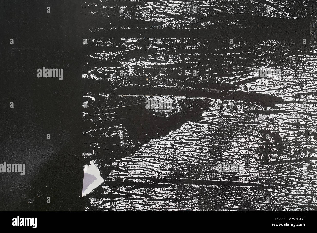 Póster rasgado restos de pegamento y manchas en textura de fondo de