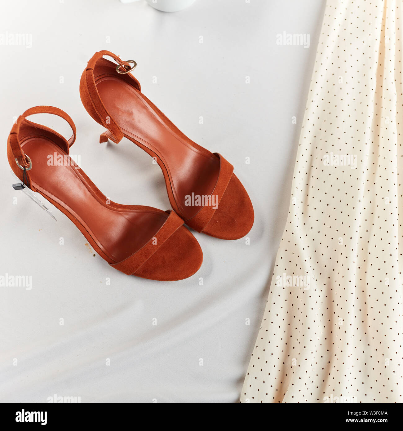 Hermosas sandalias de cuero en los tacones altos que USTED luzca perfecta  en la parte superior. Ver foto. Presentación de calzado Fotografía de stock  - Alamy