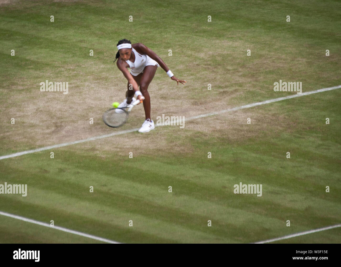 "Coco" Cori Gauff 15 años jugador de tenis femenino celebra después de ganar su primer juego centre court de Wimbledon Foto de stock