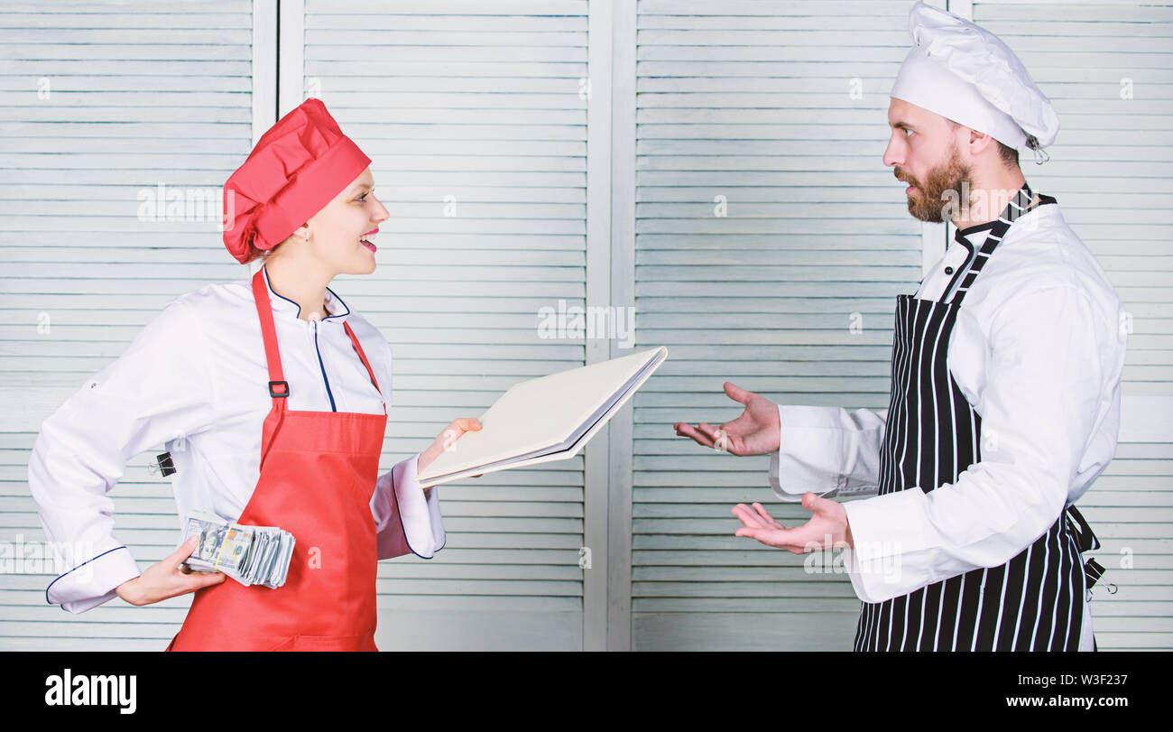 El cobro. Cocinero ayudante de cocina dando hoja de cálculo para chef.  Capitán Cook y ayudante sujetando libro de cuentas y dinero en efectivo.  Hembra con la cuenta contable informe pagando salario