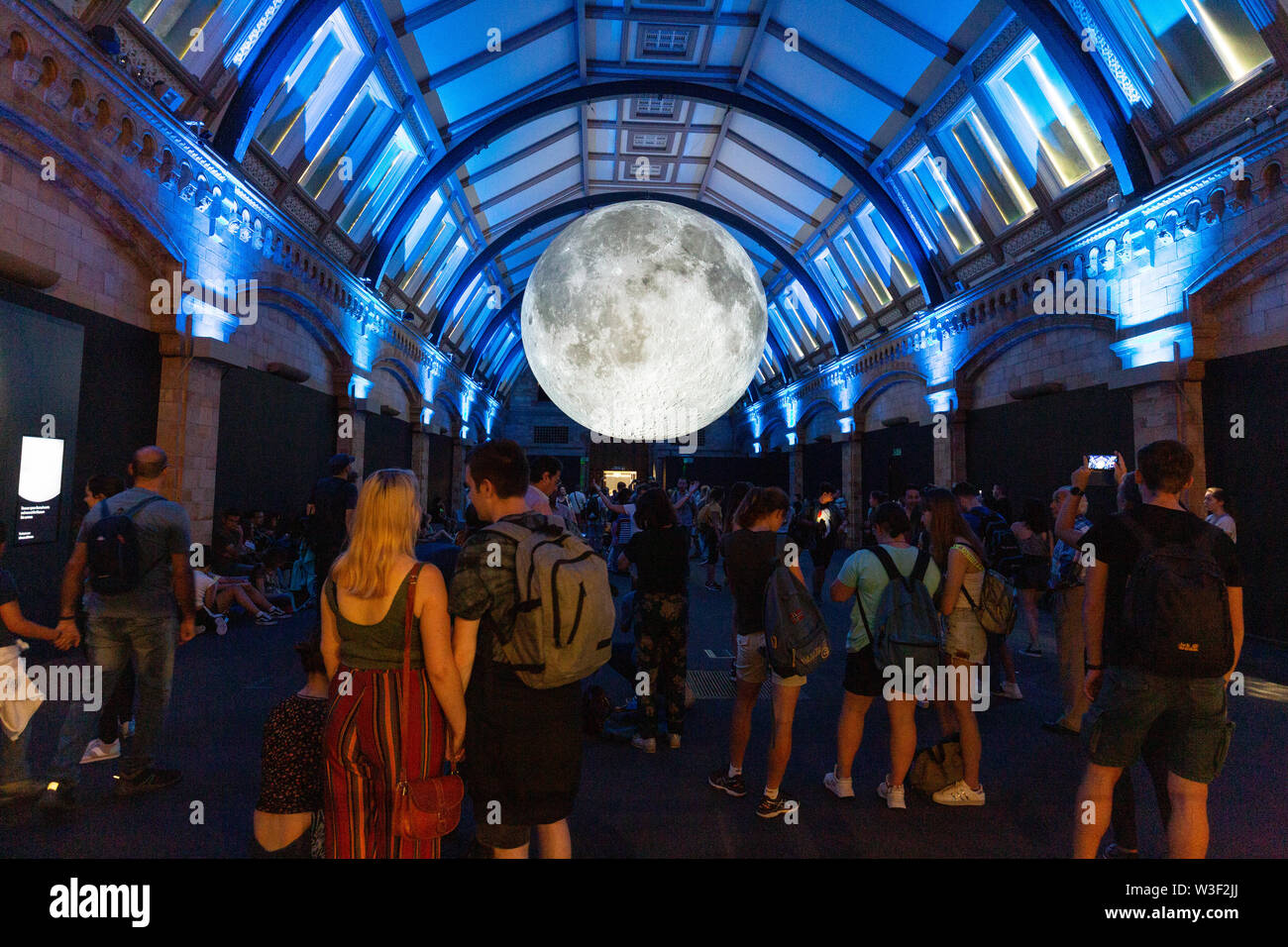 Museo de la Luna - Exposición de un modelo de la luna por el artista Luke Jerram; El Museo de Historia Natural, Londres, Reino Unido Foto de stock