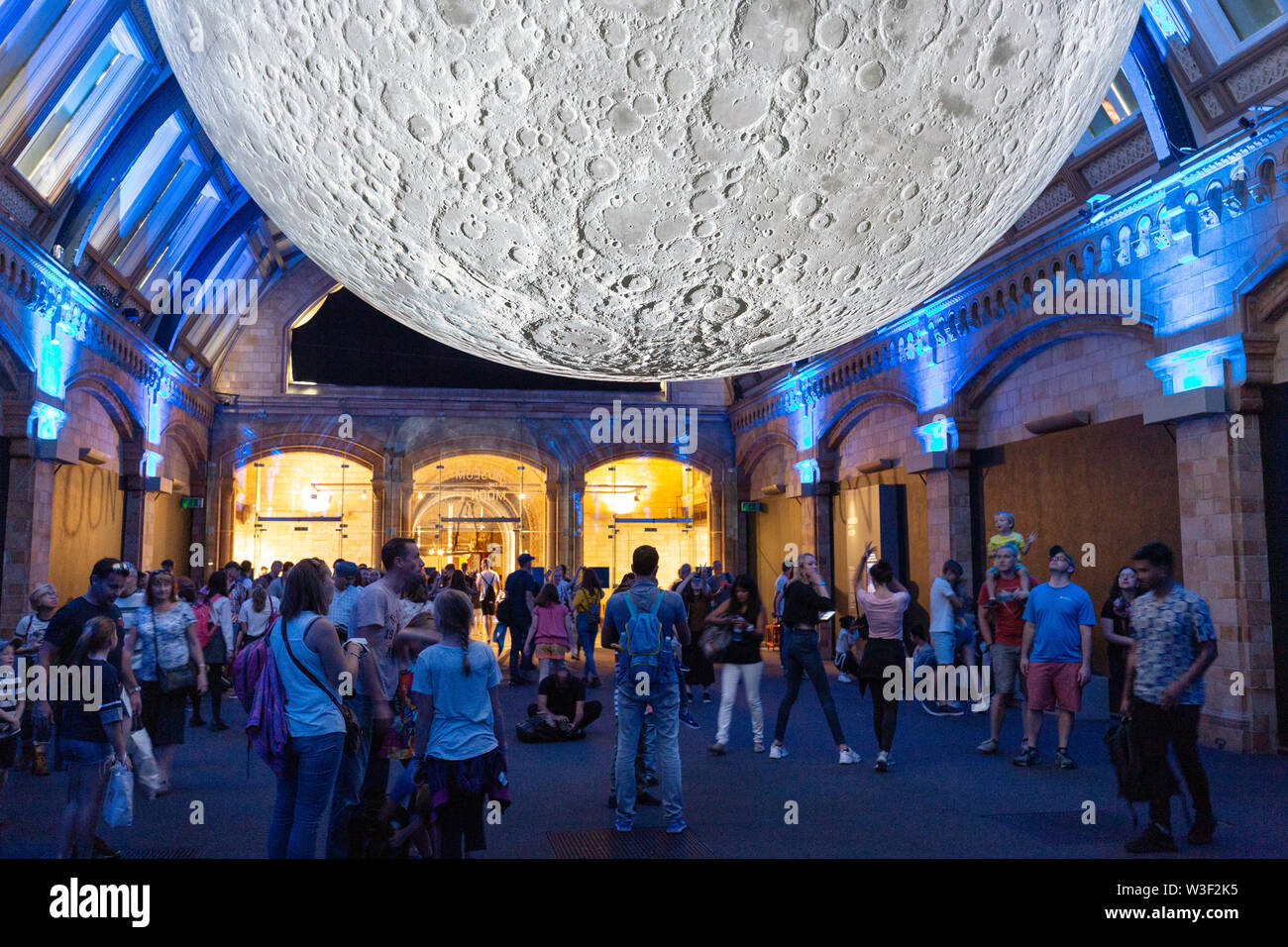 Museo de la Luna - Exposición de un modelo de la luna por el artista Luke Jerram; El Museo de Historia Natural, Londres, Reino Unido Foto de stock