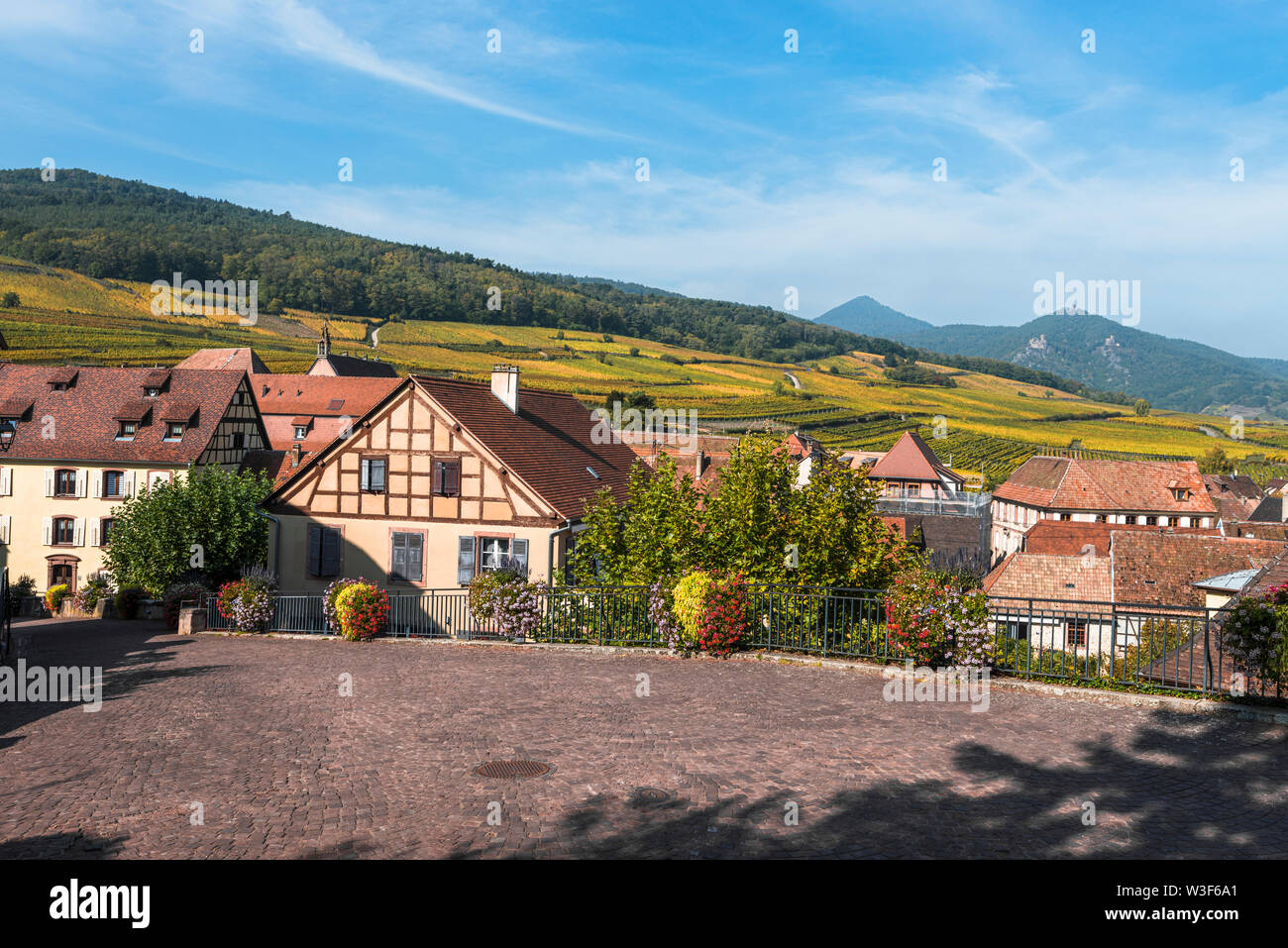 Vistas Hunawihr y colinas con viñedos, Alsacia, Francia, miembro de los pueblos más bellos de Francia Foto de stock