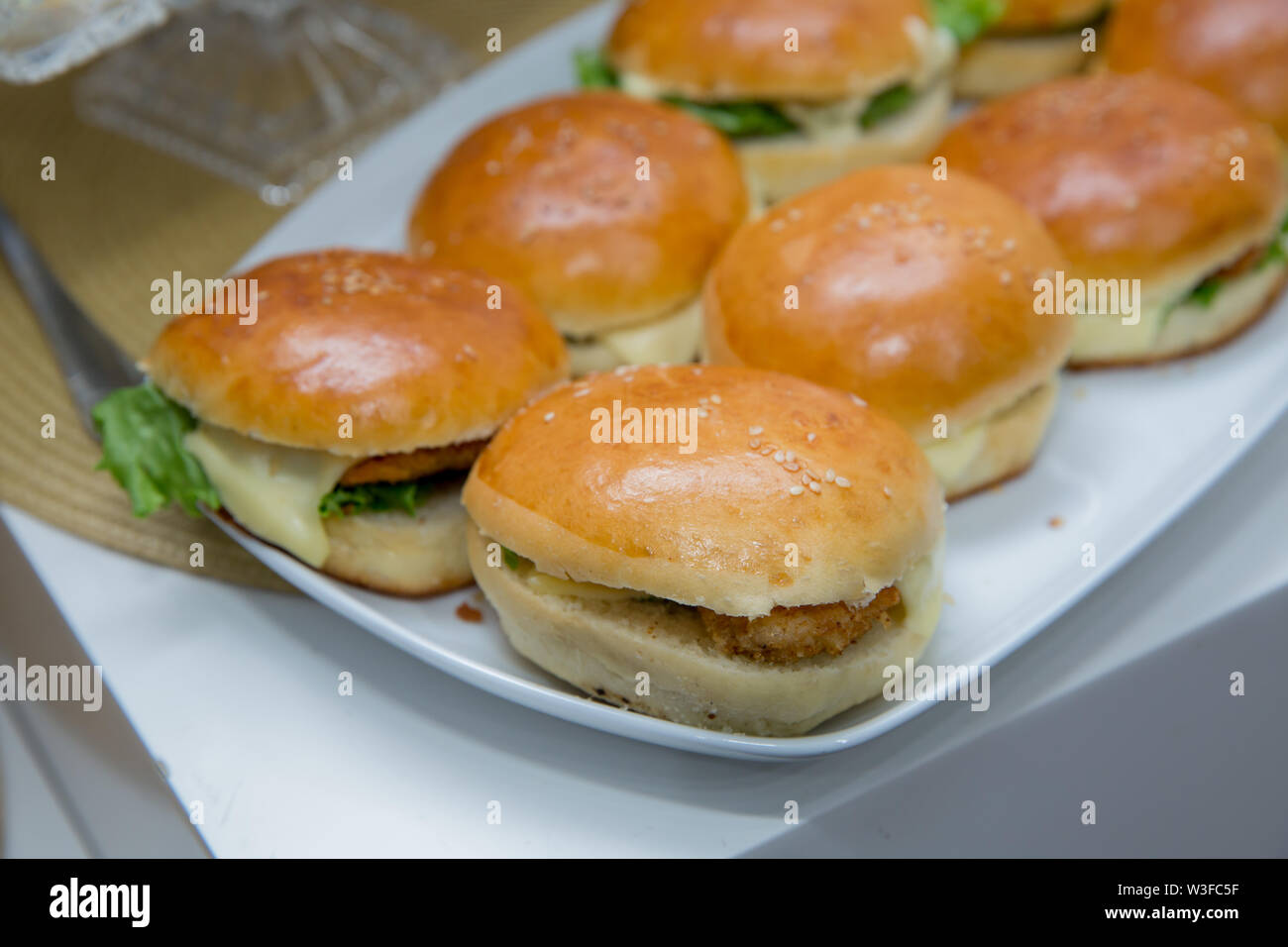 Mini o pequeños Burger Canape en restaurante de lujo para el Brunch Hora .  Bellamente decoradas catering mesa de banquete con diferentes hamburguesas  hamburguesas arena Fotografía de stock - Alamy