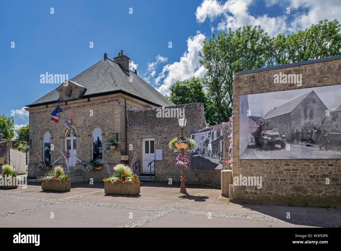 Ayuntamiento y fotos históricas de WW2 US soldados en la aldea Colleville-sur-Mer, Calvados, Normandía, Francia Foto de stock