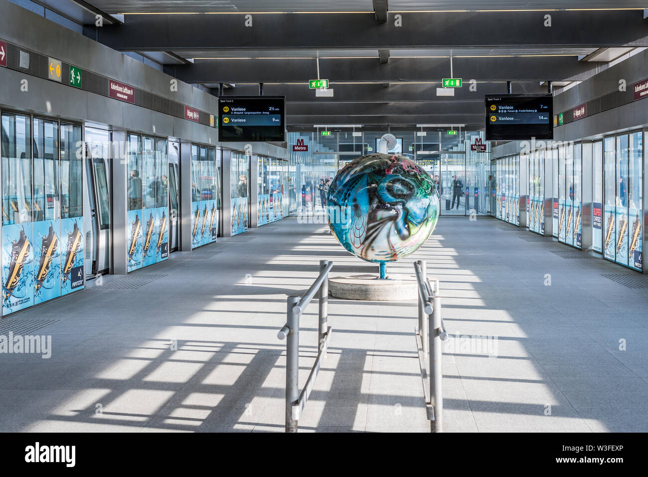 Estación de metro en el aeropuerto de Copenhague. Mayo 23, 2019 Foto de stock