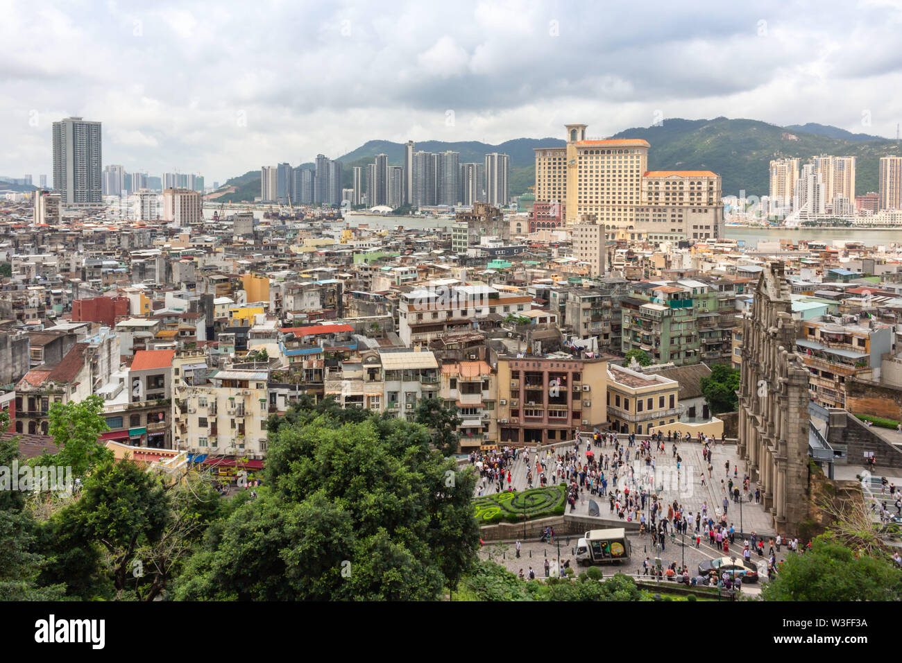 Vista de la ciudad de Macao y las ruinas de San Pablo del Monte Fortaleza Foto de stock