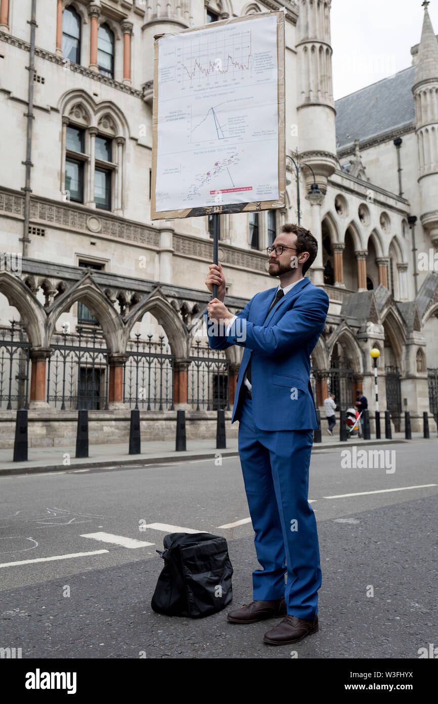Los cambios ambientales y climáticos manifestantes bloquean la Calle Fleet en el primer día de una semana de protestas en todo el país utilizando cinco embarcaciones a detener el tráfico en Cardiff, Glasgow, Bristol, Leeds y Londres, el 15 de julio de 2019, en Londres, Inglaterra. El grupo está pidiendo al gobierno que declare una emergencia climática, diciendo que estaba empezando a cinco días de levantamiento 'veraniego' y que 'Ecocidio' debería ser un delito penal en la ley. Foto de stock