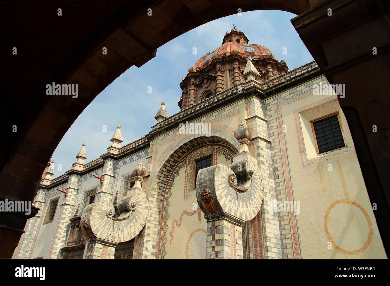 Templo de Santa Rosa de Viterbo en la Plaza Mariano de las casas en  Querétaro, México Fotografía de stock - Alamy