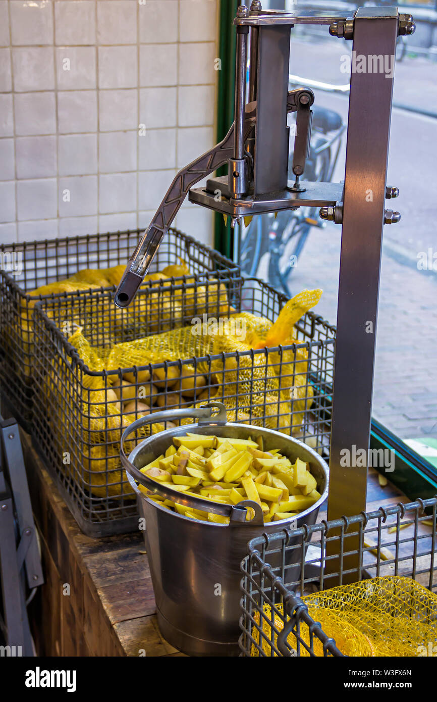 Máquina cortadora de patatas fritas, patatas manual grande cortador  rebanador. El proceso de preparación para la cocción de las papas fritas,  cortada en rodajas de patata Fotografía de stock - Alamy