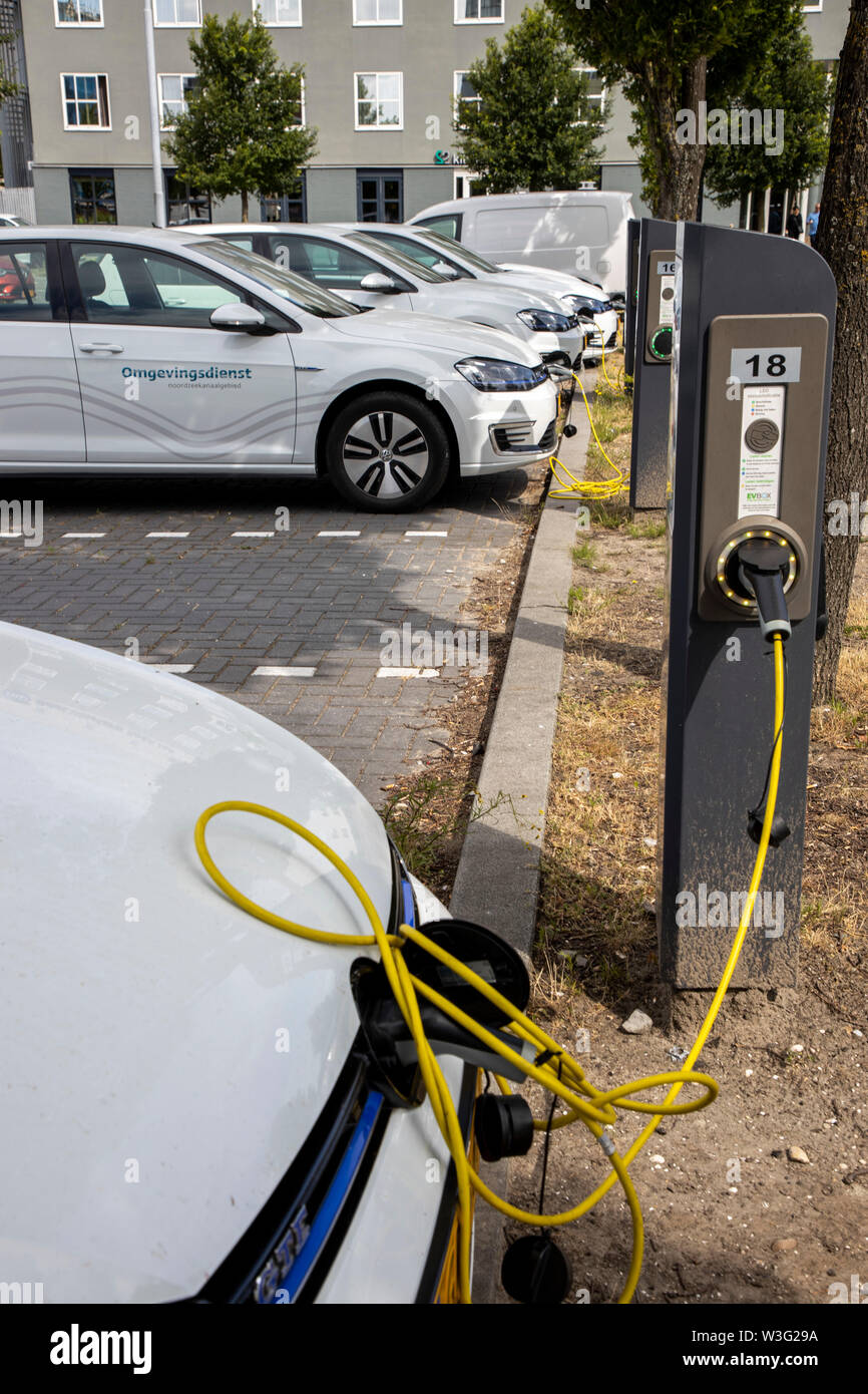 De Zaandam, Holanda, los vehículos eléctricos, en estaciones de carga, vehículos de la administración de la ciudad, VW Golf E-Auto, de la oficina ambiental, Foto de stock