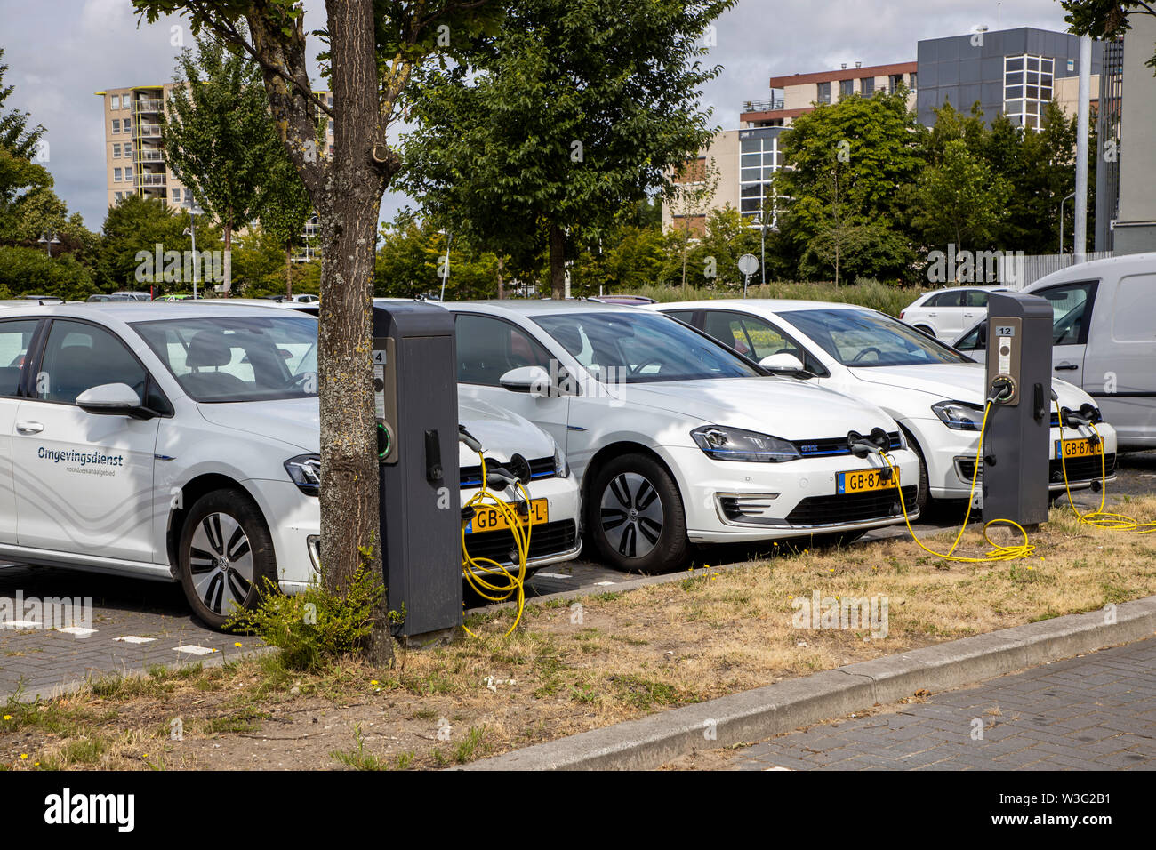 De Zaandam, Holanda, los vehículos eléctricos, en estaciones de carga, vehículos de la administración de la ciudad, VW Golf E-Auto, de la oficina ambiental, Foto de stock