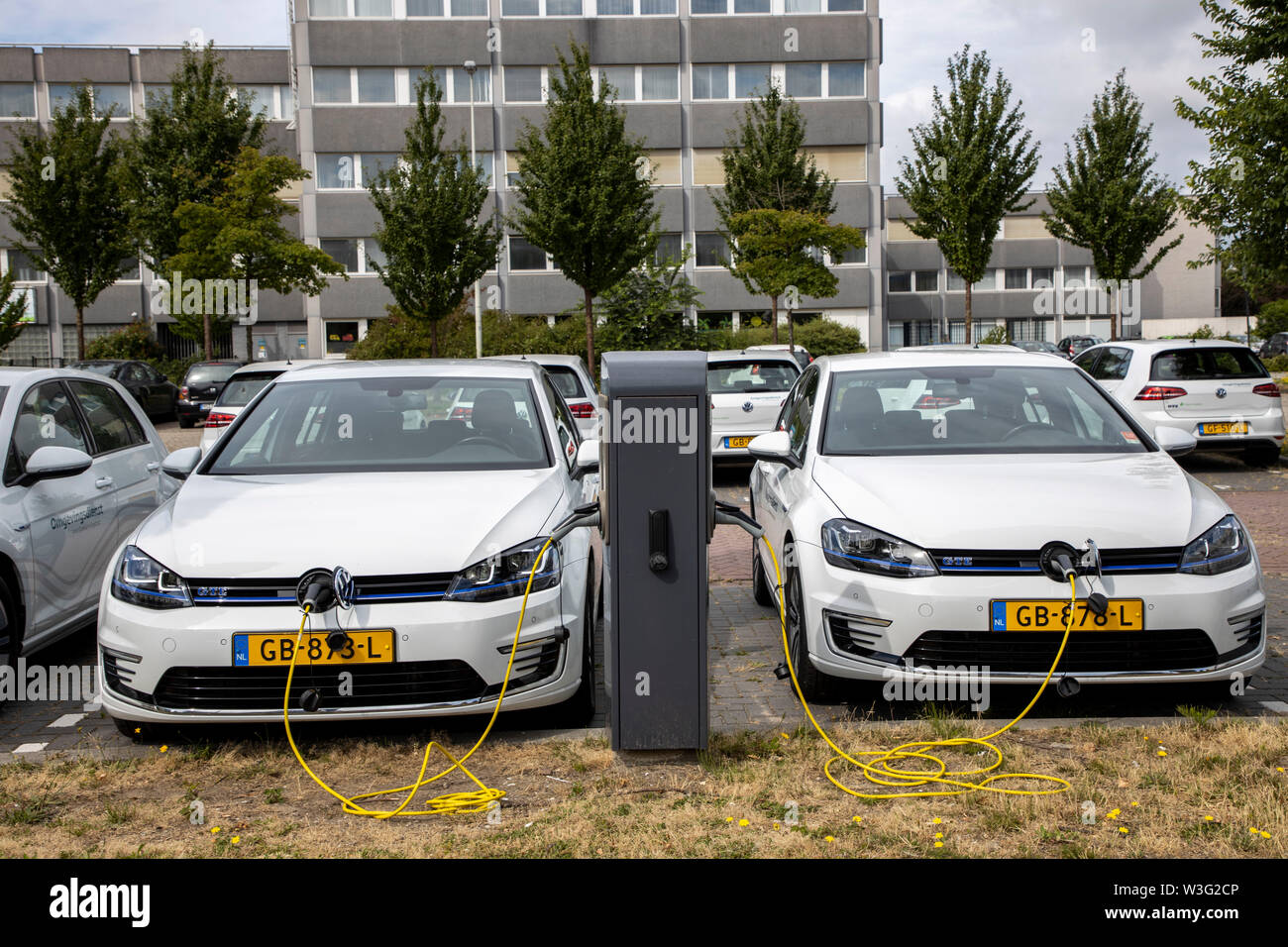 De Zaandam, Holanda, los vehículos eléctricos, en estaciones de carga, vehículos de la administración de la ciudad, VW Golf E-Auto, de la oficina ambiental, Foto de stock