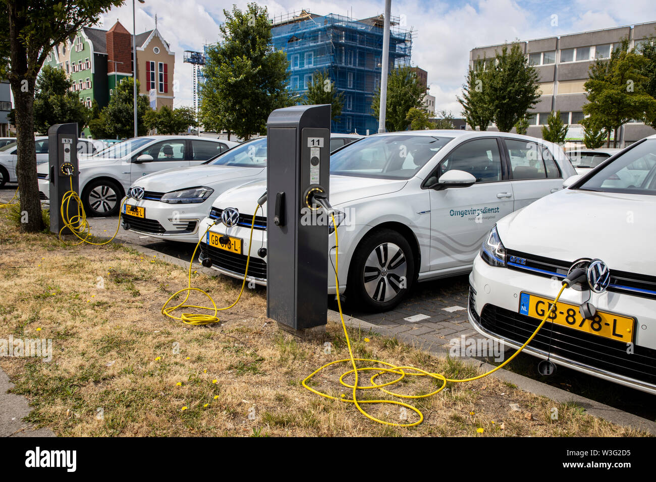 De Zaandam, Holanda, los vehículos eléctricos, en estaciones de carga, vehículos de la administración de la ciudad, VW Golf E-Auto, de la oficina ambiental, Foto de stock