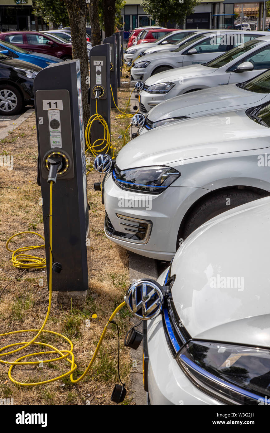 De Zaandam, Holanda, los vehículos eléctricos, en estaciones de carga, vehículos de la administración de la ciudad, VW Golf E-Auto, de la oficina ambiental, Foto de stock