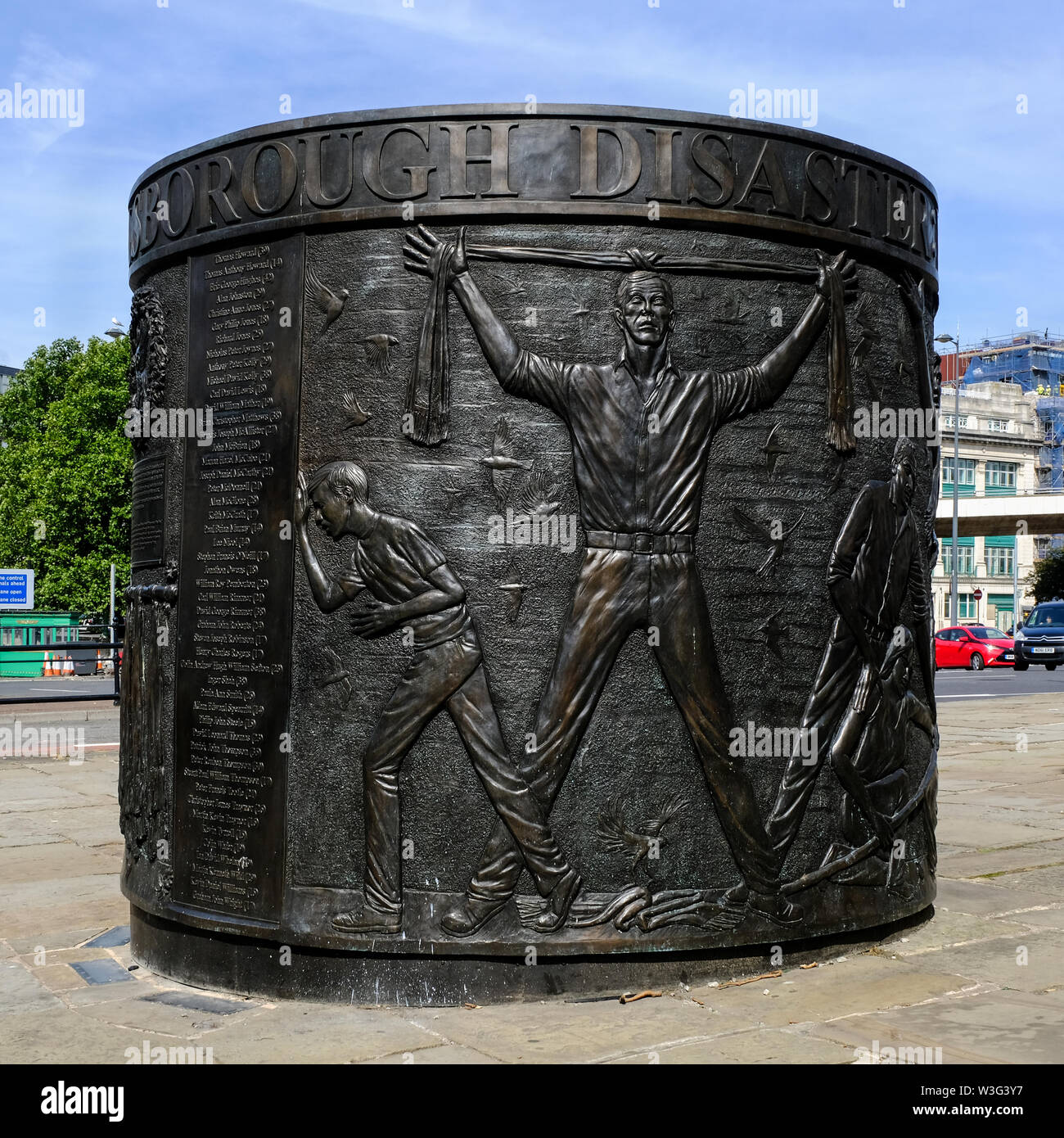 Desastre de Hillsborough Memorial en el antiguo distrito de Haymarket de Liverpool (Reino Unido). Circular grande monumento de bronce enumerar los nombres de las 96 víctimas de Foto de stock