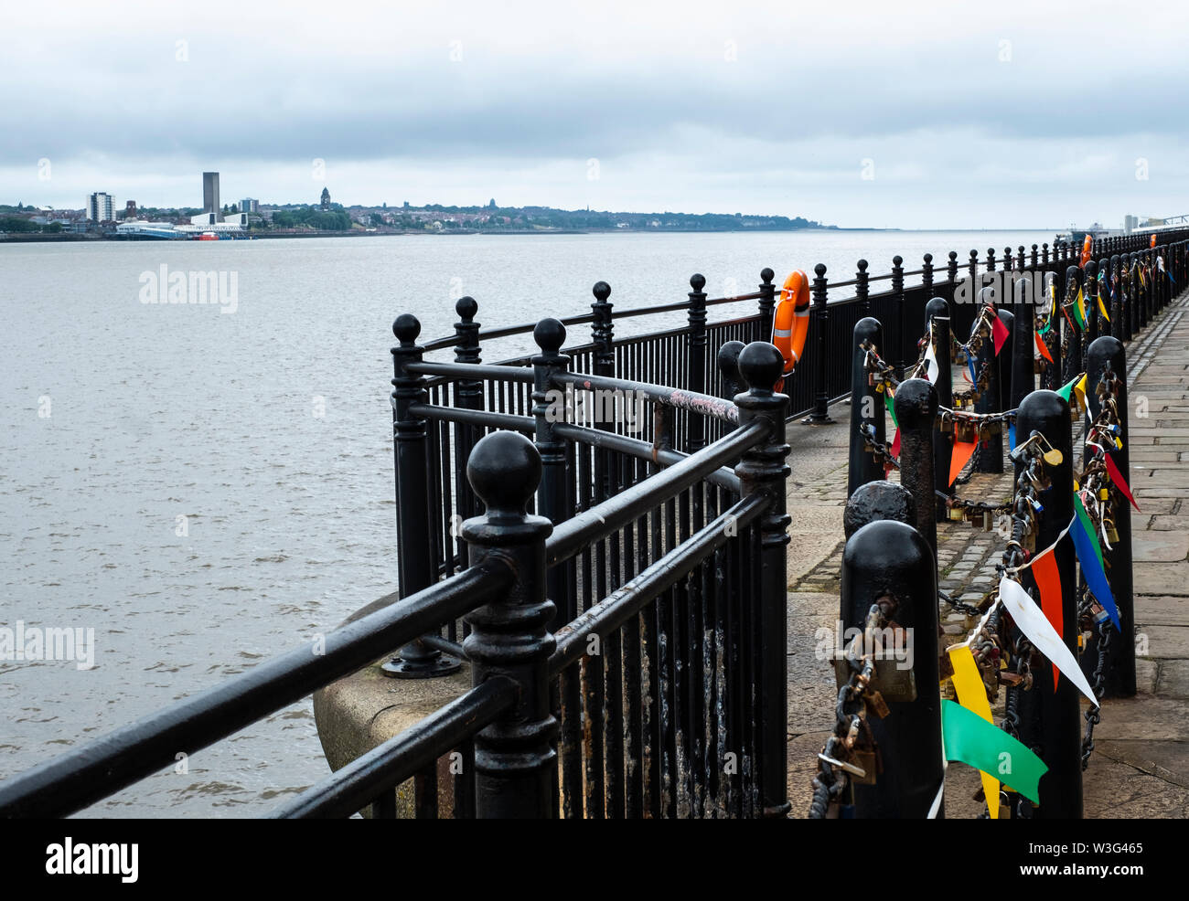 Miles de amor cerraduras adjunta al metal barreras paseo al lado del río Mersey en el Royal Albert Dock, Liverpool, Reino Unido Foto de stock