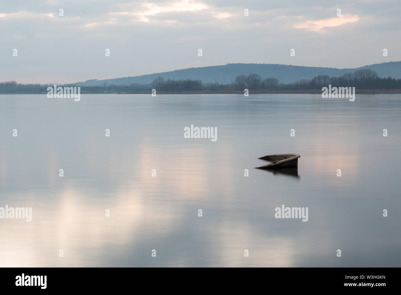 Un pequeño barco sinked casi completamente en el lago Trasimeno (Umbría, Italia) Foto de stock