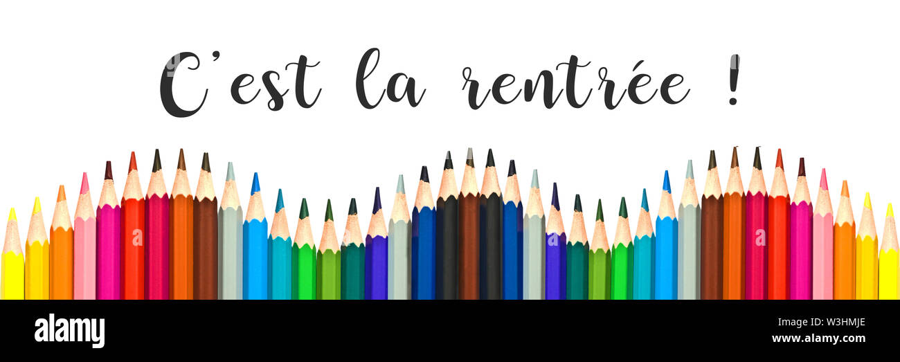 Panorama de lápices de colores sobre un fondo blanco con el texto "c'est la  rentree' que significa el regreso a la escuela en Francés Fotografía de  stock - Alamy