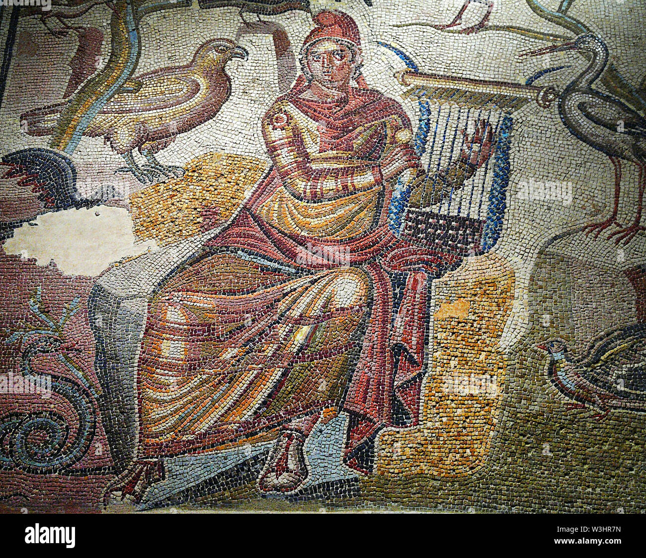 6461. Piso de mosaico de una villa romana en Zaragoza (España) que  representan a Orfeo tocando una cítara, dating c. 2nd.-3rd. C. AD  Fotografía de stock - Alamy