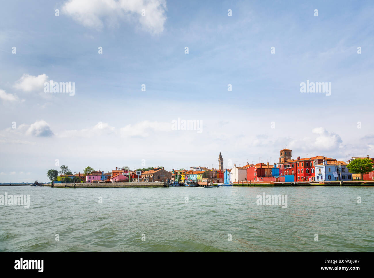 Vista de Burano, una pequeña y pintoresca isla en la Laguna de Venecia, Venecia, Italia con la inclinada campanile de la Iglesia de San Martino en el horizonte Foto de stock