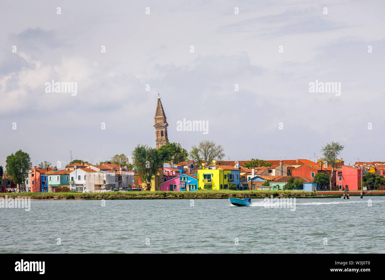 Vista de Burano, una pequeña y pintoresca isla en la Laguna de Venecia, Venecia, Italia con la inclinada campanile de la Iglesia de San Martino en el horizonte Foto de stock