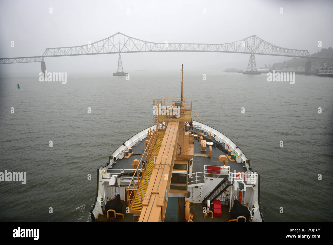 La tripulación de la patrullera Elm enfoques Astoria-Megler el puente sobre el Río Columbia en Astoria, Oregon, 15 de julio de 2019. El Olmo está saliendo de un dique seco, de mediana edad, revisión importante período en el patio de la Guardia Costera en Baltimore. La Guardia Costera de EE.UU. Foto por Petty Officer 1st Class Levi Leer. Foto de stock