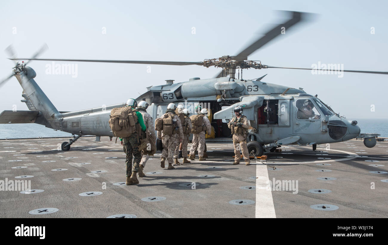 190707-M-QS181-1030 Golfo de Adén (Julio 7, 2019) Marines y marineros a bordo de un U.S. Navy MH-60S Sea Hawk con helicóptero Mar Escuadrón de Combate (HSC) 21, a bordo de la clase Harpers Ferry dock aterrizaje anfibio buque USS Harpers Ferry (LSD 49). El boxeador Amphibious Ready Group y la 11ª Unidad Expedicionaria de los Infantes de Marina están desplegados a la Quinta Flota de EE.UU. zona de operaciones en apoyo de las operaciones navales para garantizar la estabilidad y la seguridad marítima en la Región Central, que conecta el Mediterráneo y el Pacífico a través del Océano Índico occidental y tres estratégicos puntos críticos. (Ee.Uu. Marine Corps photo Foto de stock