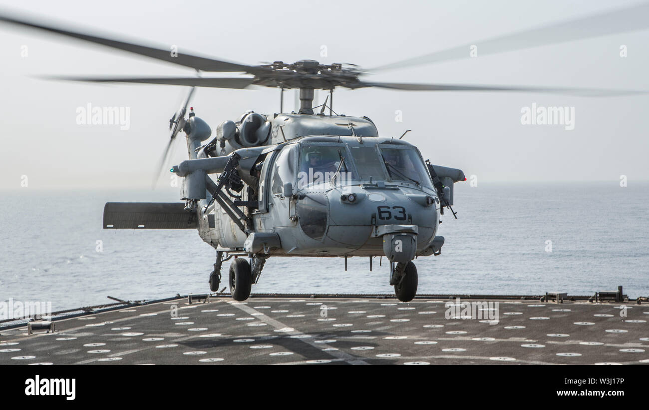 190707-M-QS181-1100 Golfo de Adén (Julio 7, 2019) La Marina MH-60 Sea Hawk con helicóptero Mar Escuadrón de Combate (HSC) 21, despega desde la cubierta de vuelo del Harpers Ferry dock aterrizaje anfibio clase buque USS Harpers Ferry (LSD 49). El boxeador Amphibious Ready Group y la 11ª Unidad Expedicionaria de los Infantes de Marina están desplegados a la Quinta Flota de EE.UU. zona de operaciones en apoyo de las operaciones navales para garantizar la estabilidad y la seguridad marítima en la Región Central, que conecta el Mediterráneo y el Pacífico a través del Océano Índico occidental y tres estratégicos puntos críticos. (Ee.Uu. Marine Corps foto por C Foto de stock