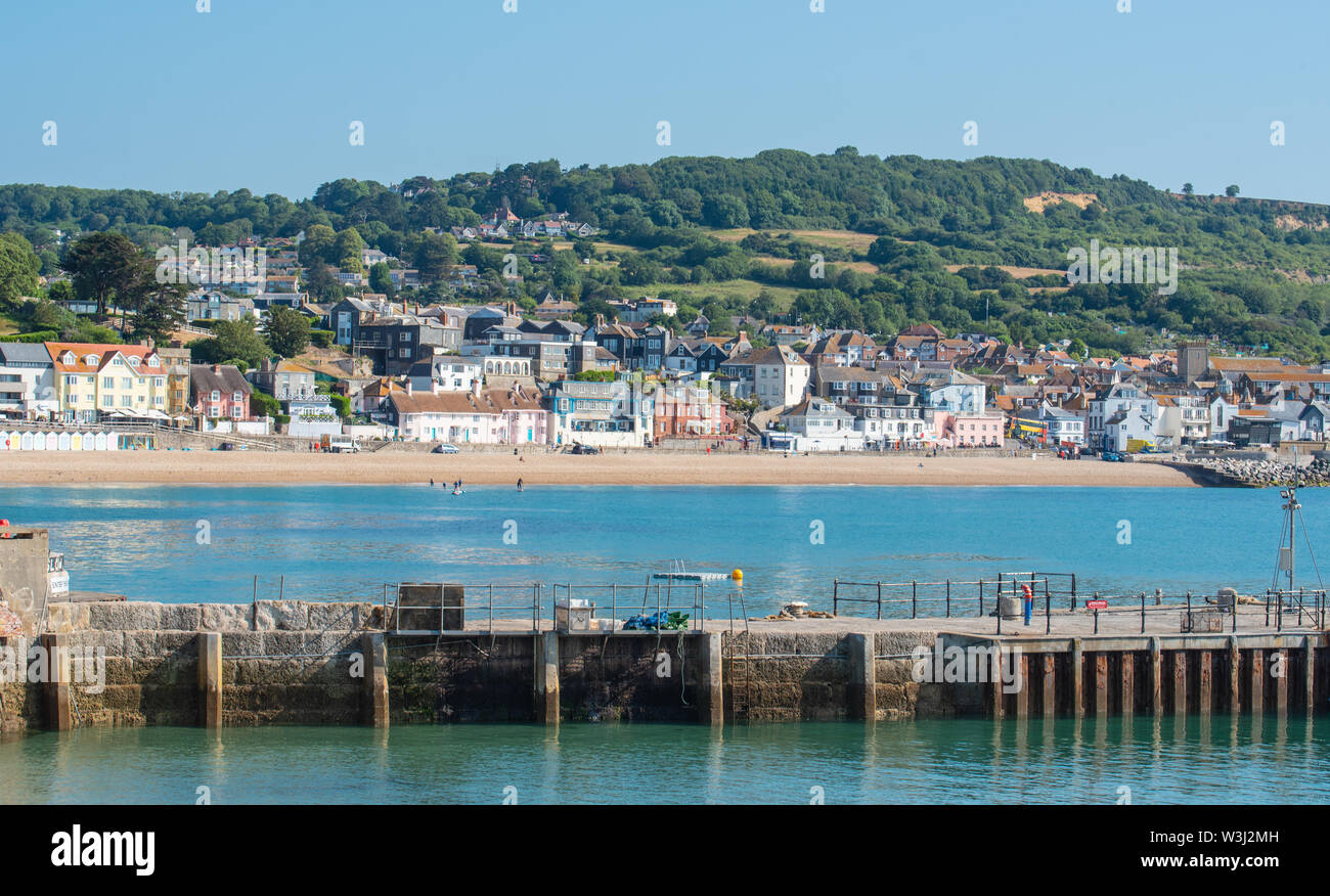 Lyme Regis, Dorset, Reino Unido. 16 de julio de 2019. El clima del REINO UNIDO: glorioso sol y cielo azul a la ciudad balnearia de Lyme Regis. La ola de calor mediterráneo continuará hasta el viernes. Crédito: Celia McMahon/Alamy Live News Foto de stock