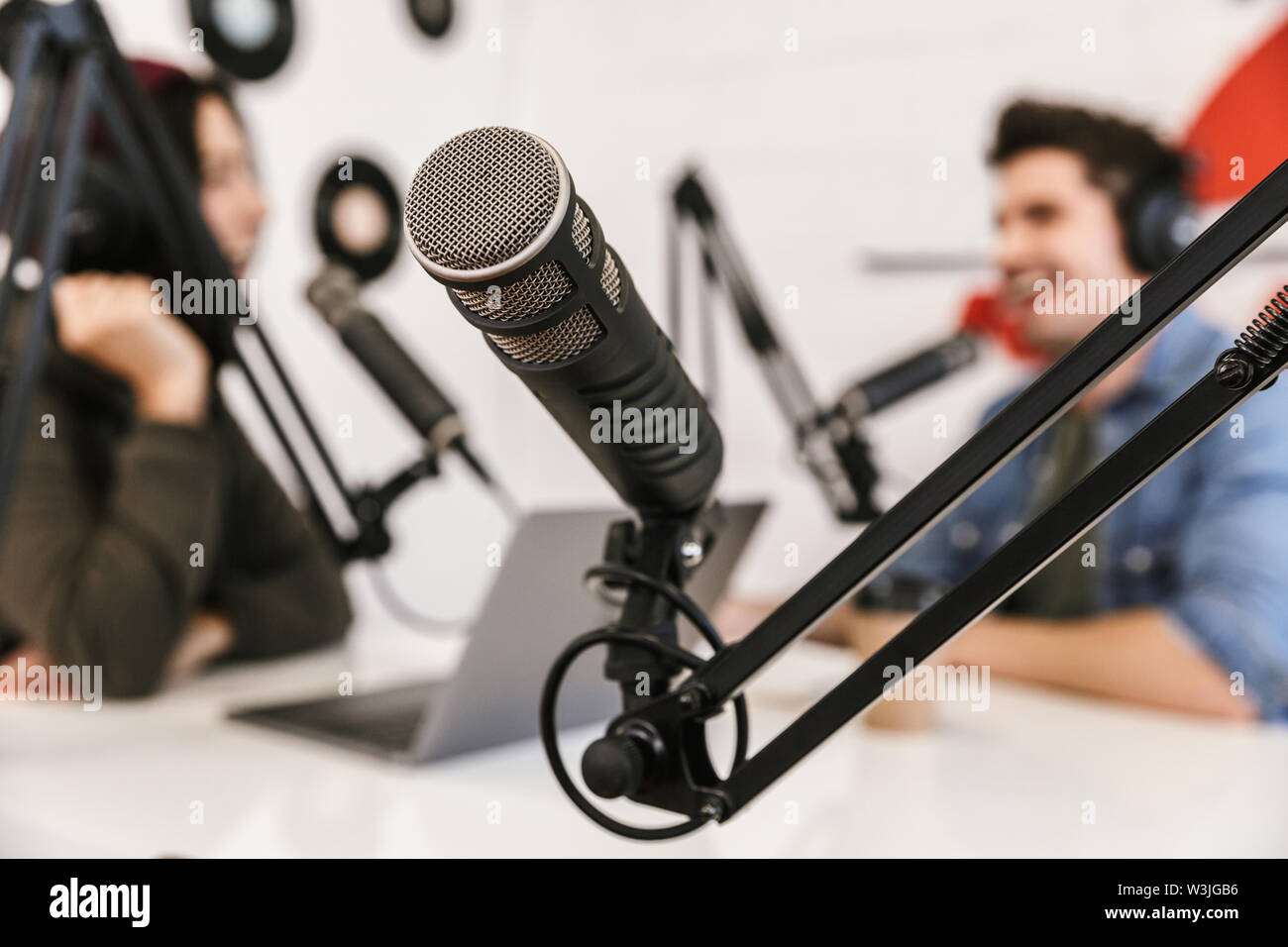 Dos presentadores de radio moderar un show en vivo para radio Fotografía de  stock - Alamy