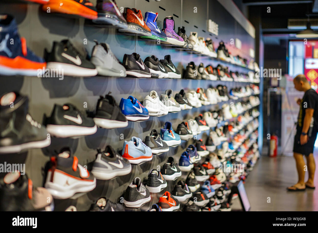 Taiwán Oct, 2017: Local Nike shop en Taipei, Taiwán, muestra el calzado de deporte en el estante para ventas, Taipei, Taiwán Fotografía de stock - Alamy