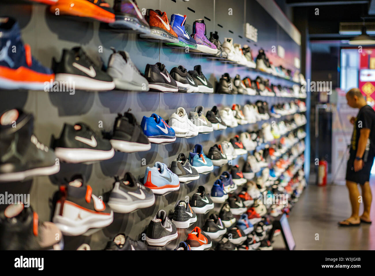 Taipei, Taiwán - 2 Oct, 2017: Local Nike shop en Taipei, Taiwán, muestra calzado de deporte en el estante ventas, Taipei, Taiwán de stock - Alamy