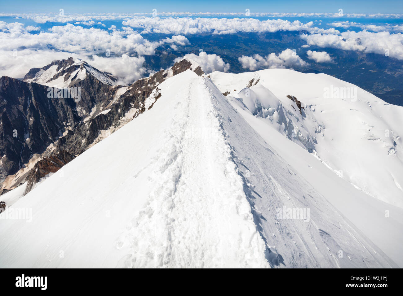 Trekking a la cima de la montaña del Mont Blanc en los Alpes franceses Foto de stock