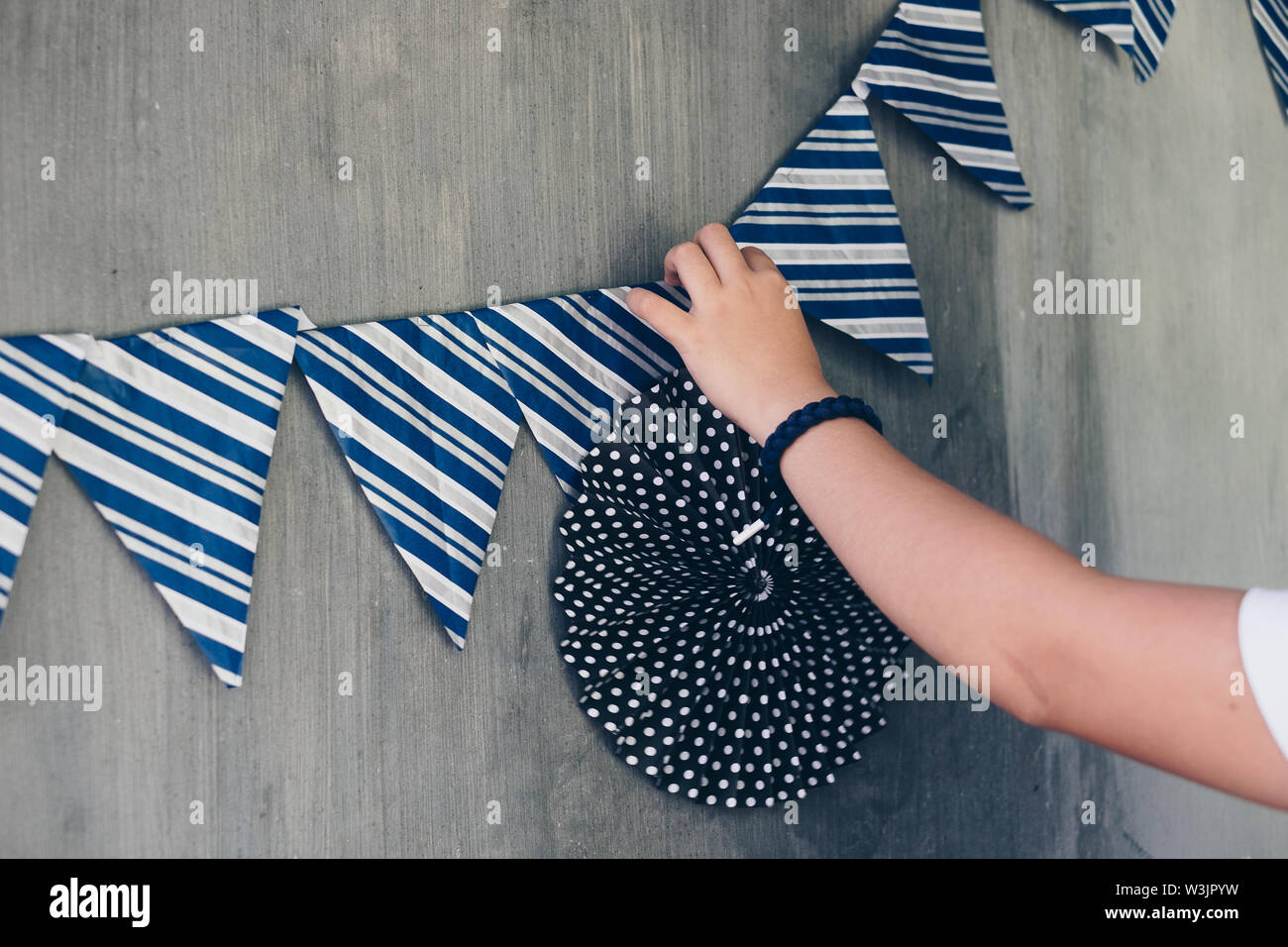Mano Decorando Las Paredes Con Papeles O Patron De Alimentacion