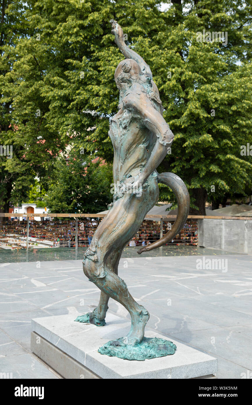 Gran estatua de bronce de Prometeo por el escultor esloveno Jakov Brdar sobre el puente de carniceros o más Mesarski Ljubljana Eslovenia UE Europa Foto de stock
