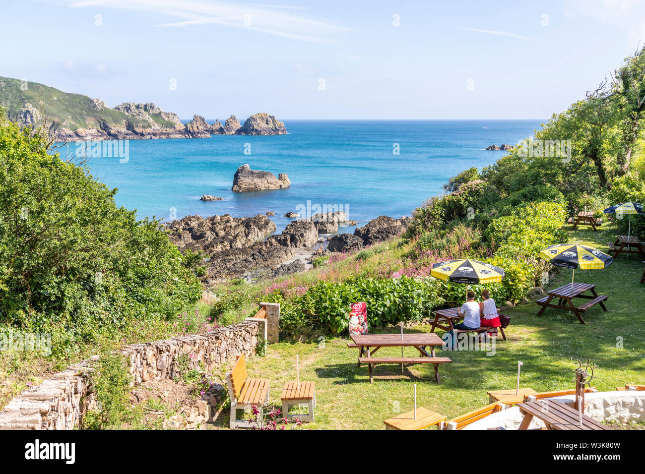 La hermosa costa sur de Guernsey resistente - una vista de Moulin Huet Bay desde los jardines de té, Guernsey, Islas del Canal UK Foto de stock