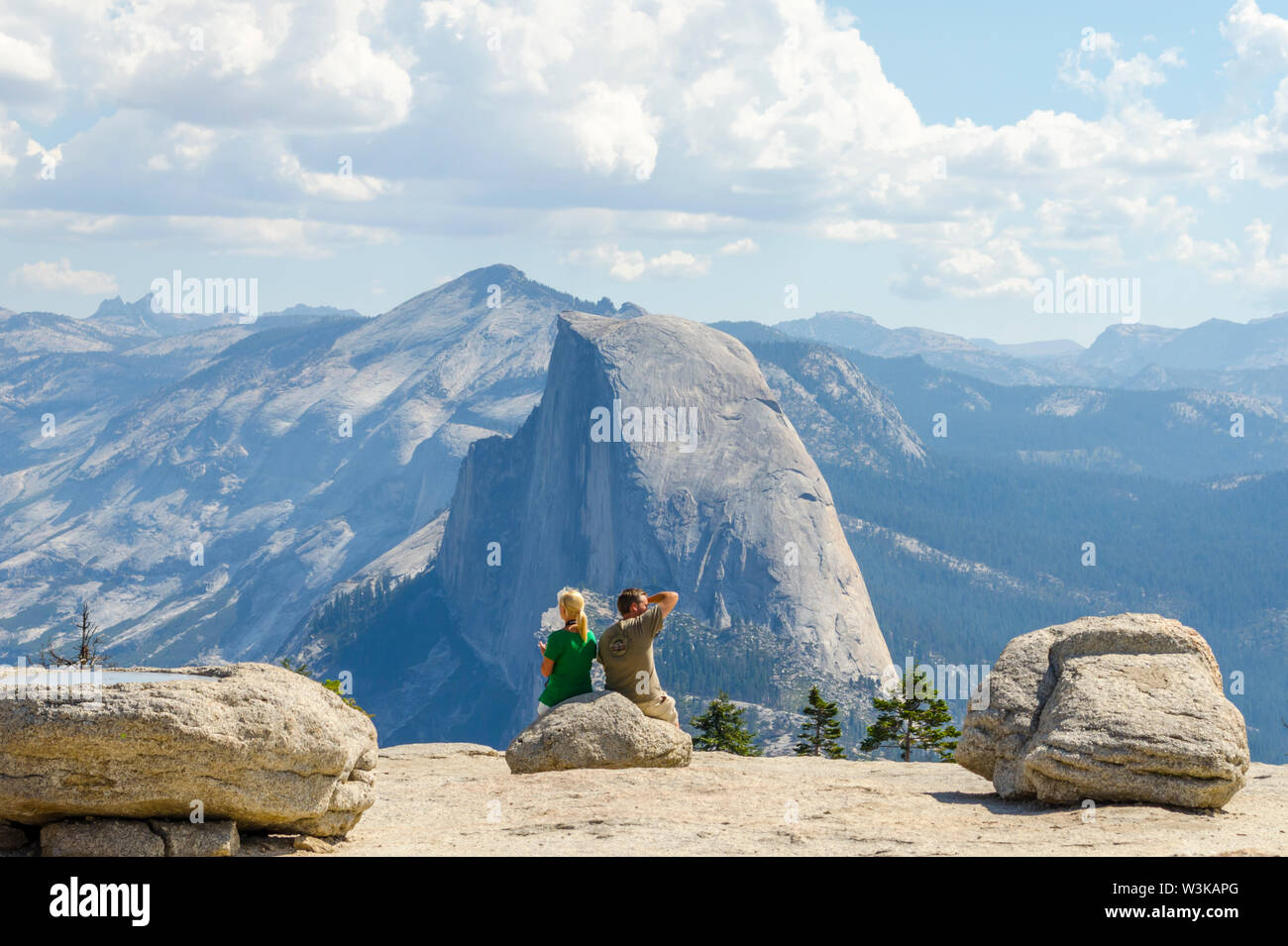 Half Dome, vistos en la cima de Sentinel Dome. Parque Nacional Yosemite, California, USA. Foto de stock