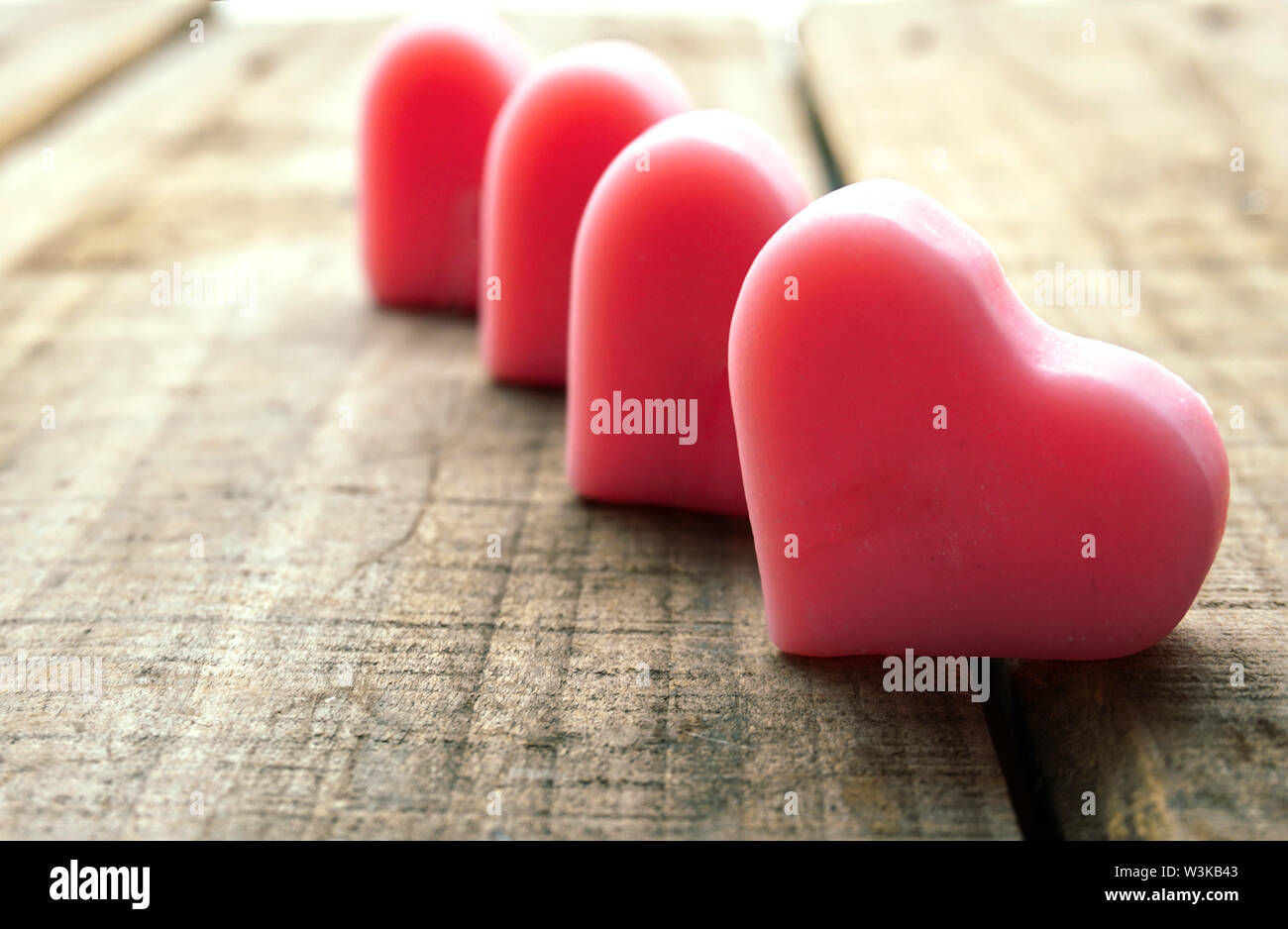 Vintage corazones de color rosa sobre fondo de madera,amantes del concepto. Foto de stock