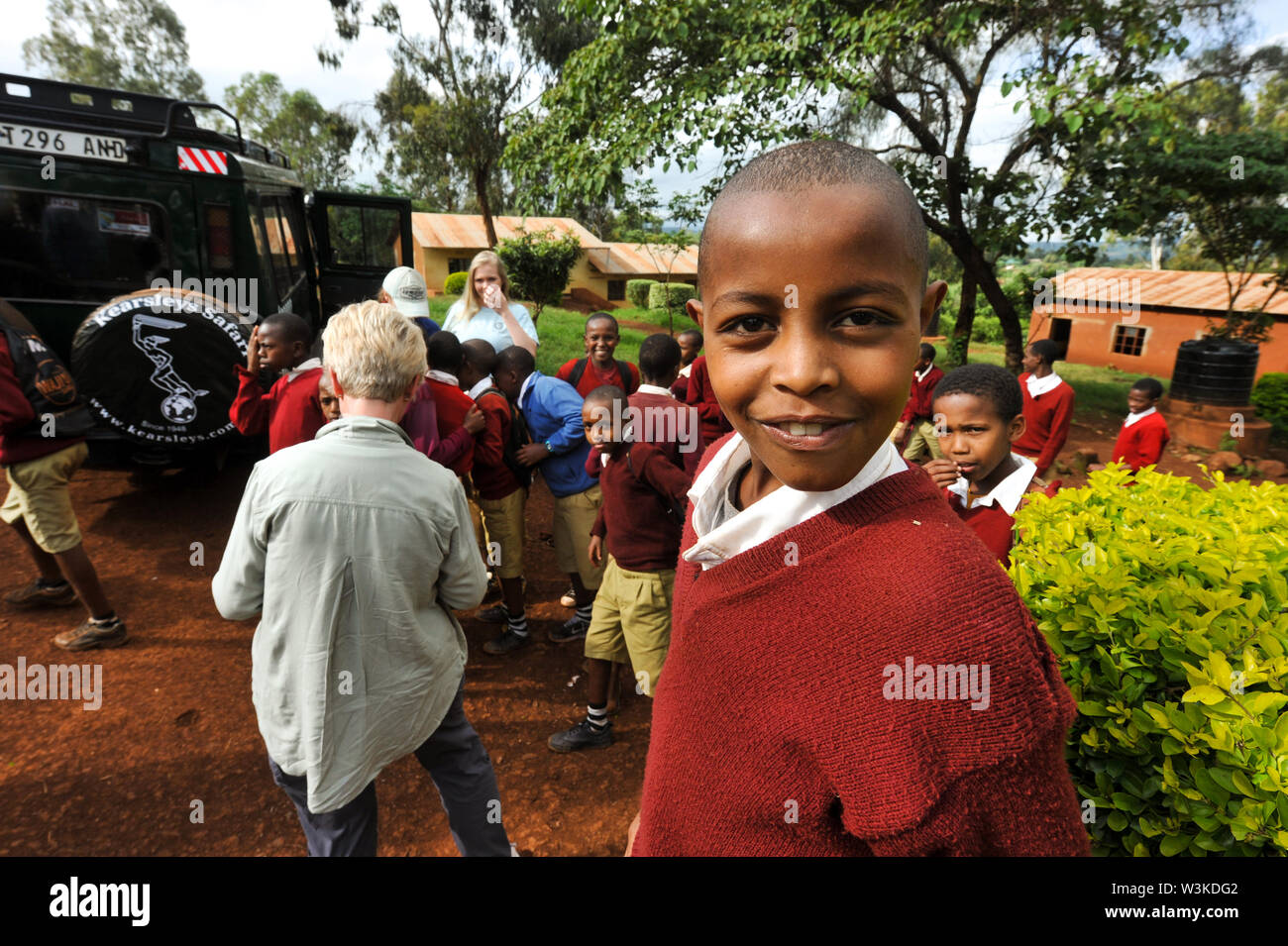 Se observan varias personas en Tanzania y Zanzíbar, África incluyendo fabricantes, mujeres, hombres, niños, mendigos, musulmán, Masai y turistas en junio, 2019. Foto de stock