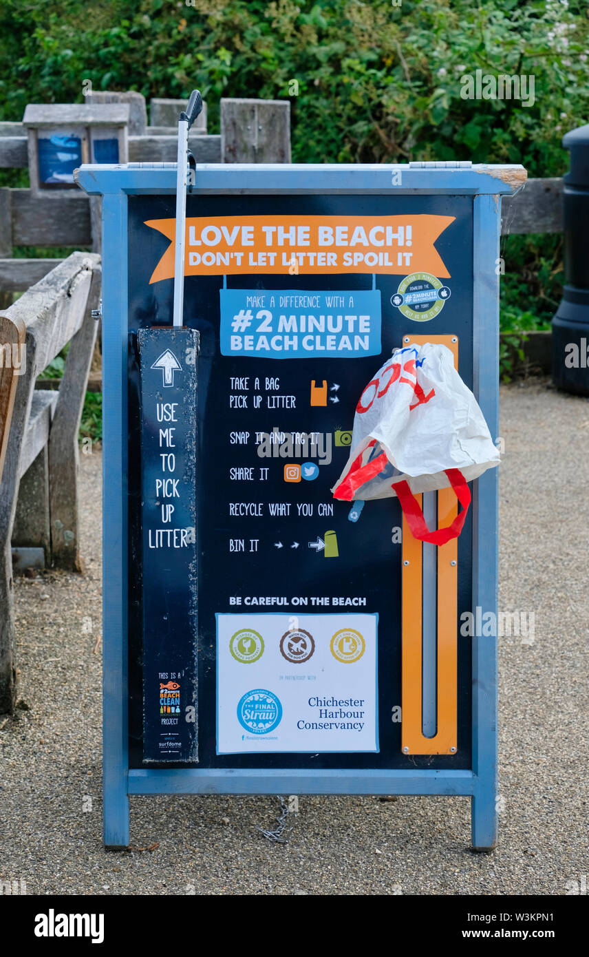 West Sussex, Inglaterra, Reino Unido. Firmar en Puerto Prinsted invita al público a hacer 2 minutos de playa limpia con selector suministrado y bolsas. Foto de stock