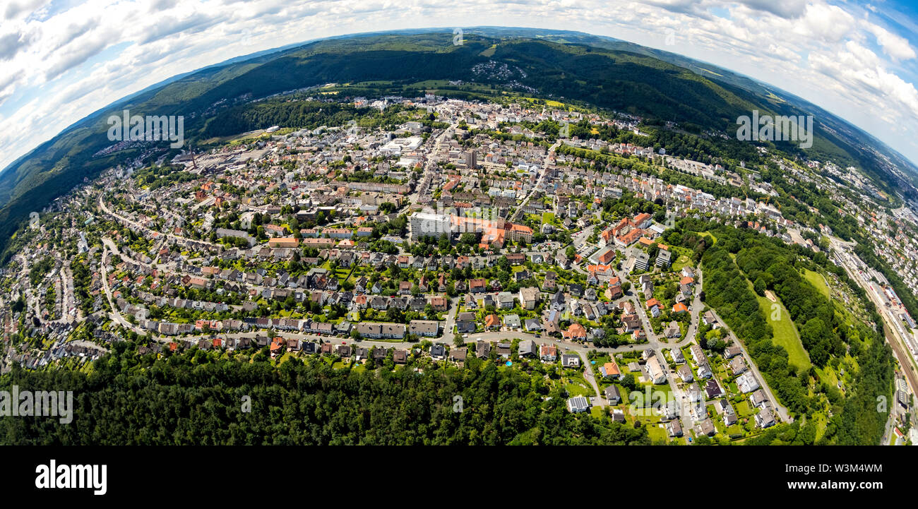 Vista aérea de Arnsberg como fotografía, fisheye fisheye con administraciones de distrito, Regierungspräsident Arnsberg en Sauerland, en el estado de North Rhine Foto de stock