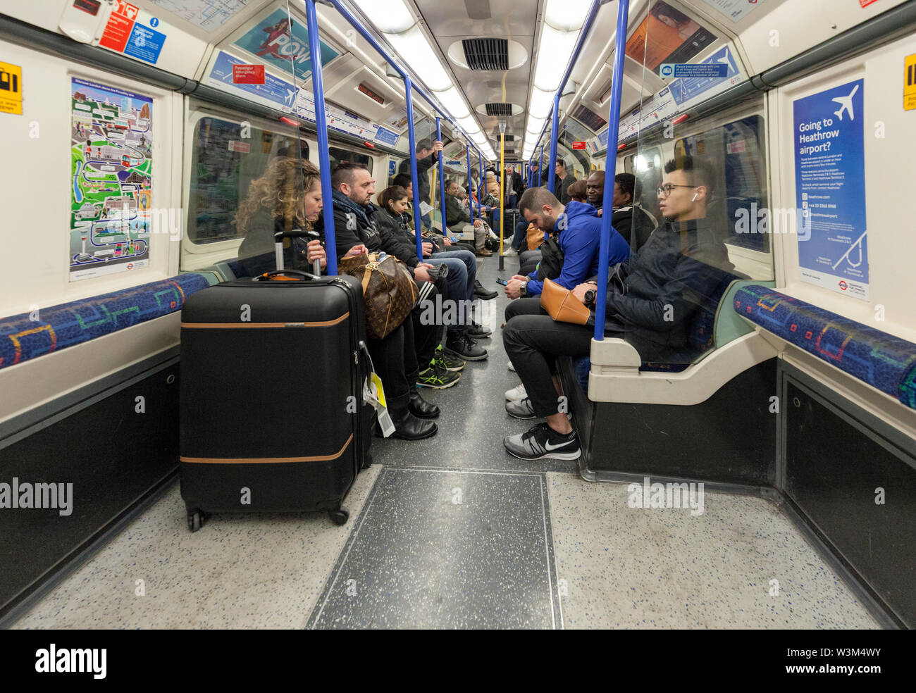 Los pasajeros en el metro de Londres / Londres tubo; hacia el oeste, fuera de horas pico Piccadilly Line del metro tren que se dirigía a Londres Foto de stock