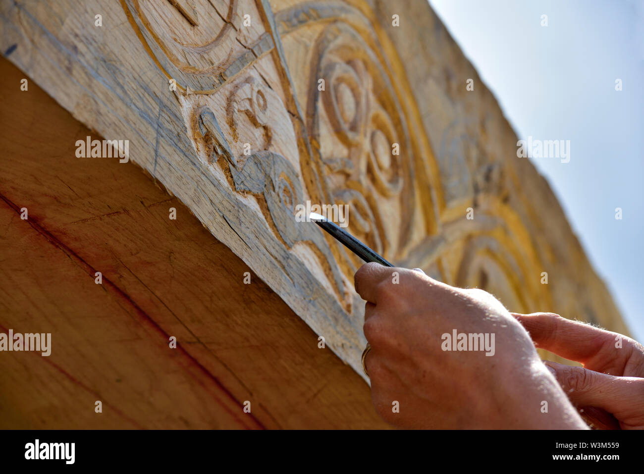 Motivo tallado en roble tradicional haz sobre reconstrucción de entramado de madera medievales hall Foto de stock