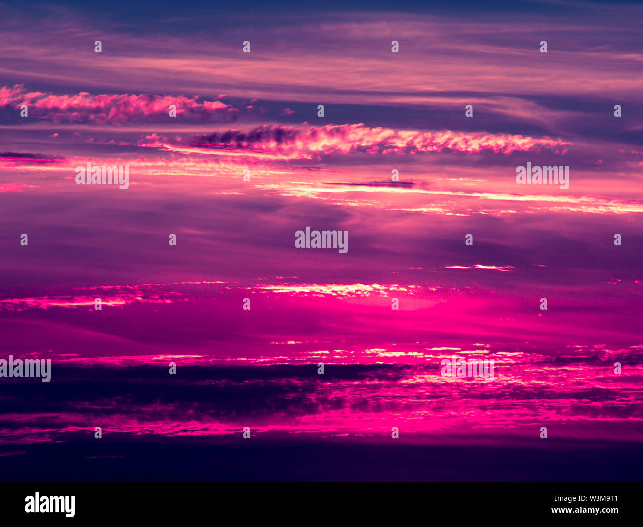 Sunset. azul y violeta, el cielo y las nubes. La belleza natural de fondo Foto de stock