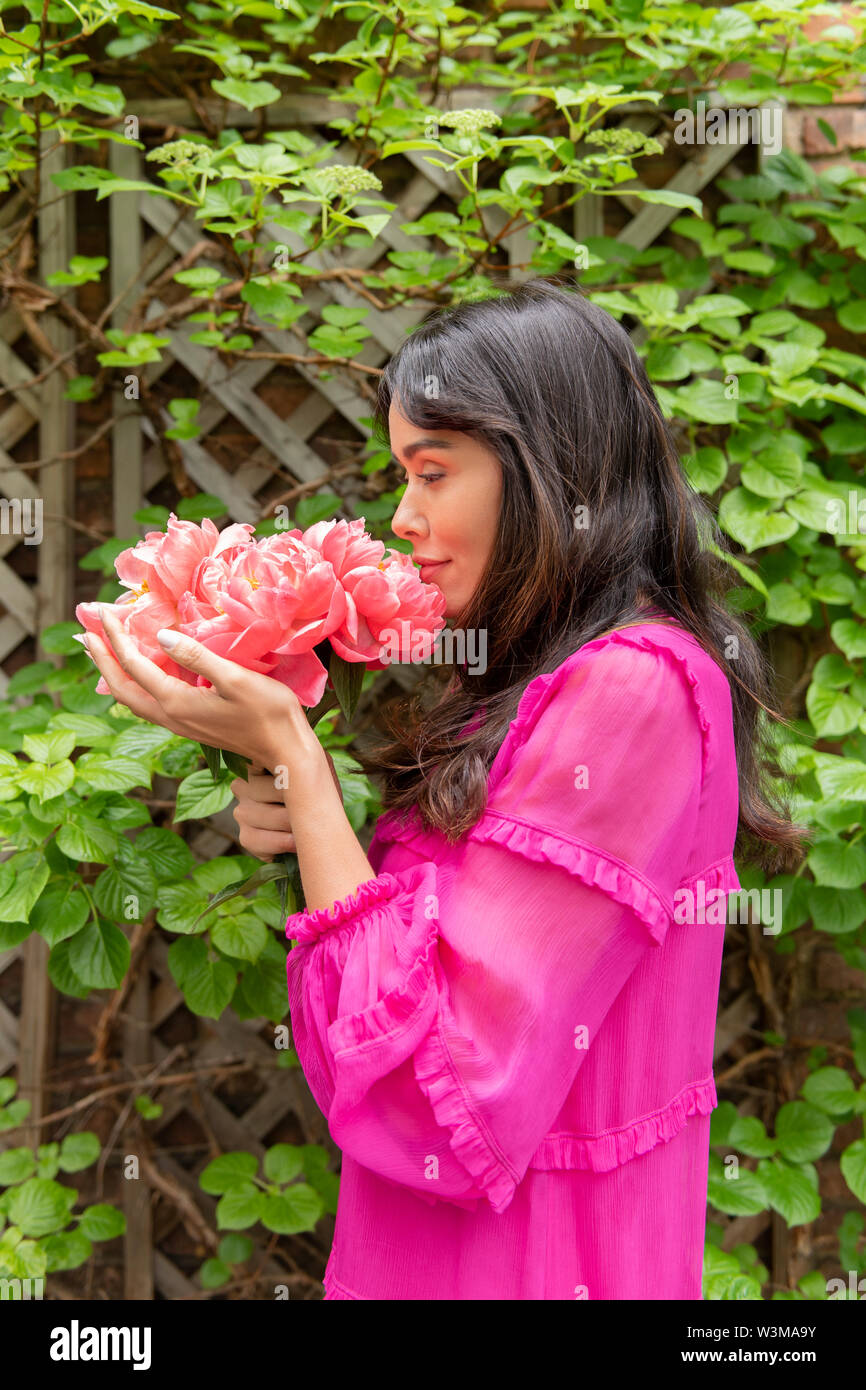 Mujer sosteniendo bouquet de flores Foto de stock