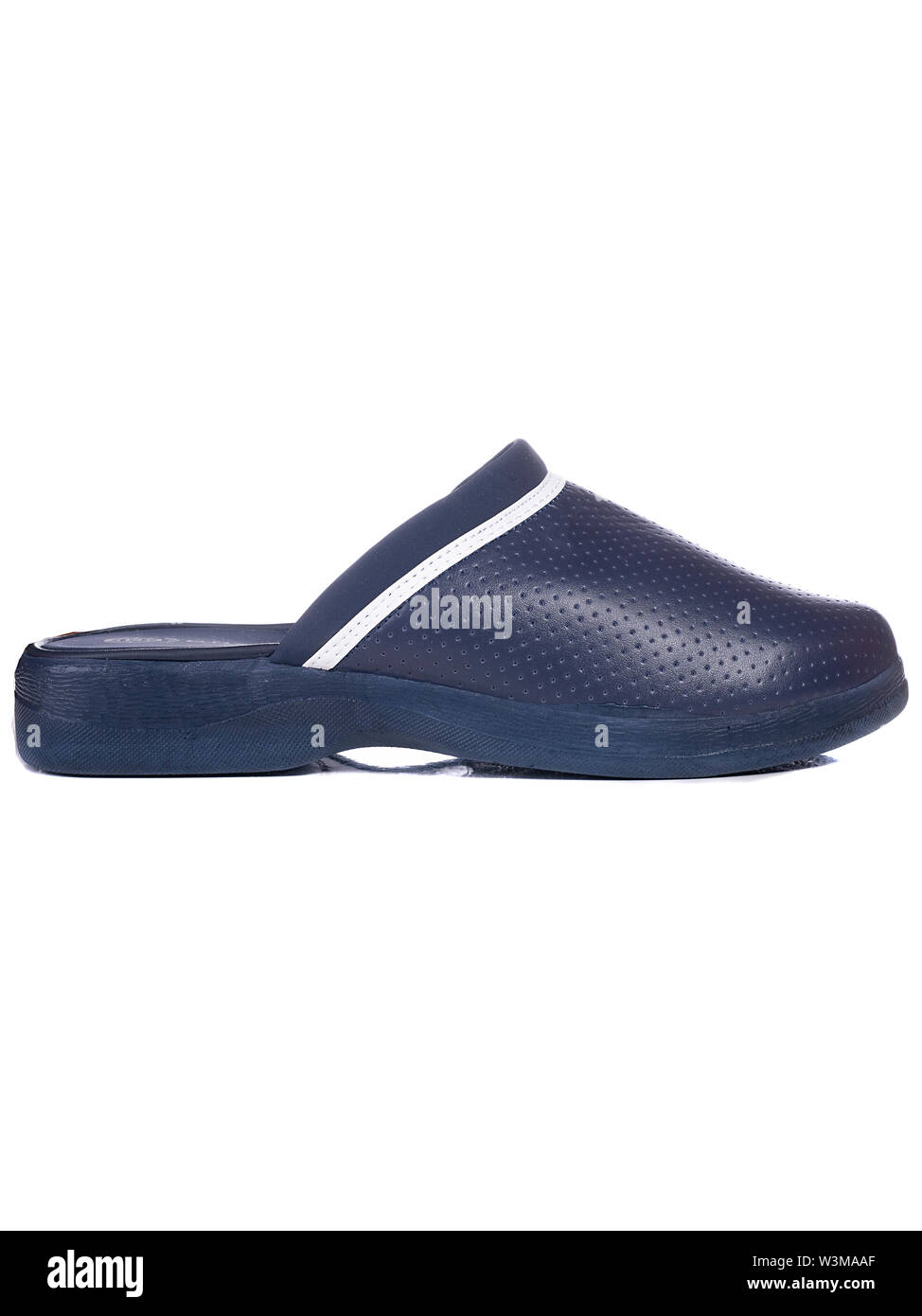 Médicos cómodos zapatos para hombres y mujeres aisladas sobre fondo blanco  Fotografía de stock - Alamy